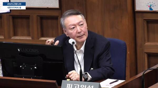 ▲윤석열 전 대통령이 내란우두머리 혐의 재판에 본인이 직접 증인을 상대로 신문하고 있다. 사진=서울중앙지법 영상 갈무리