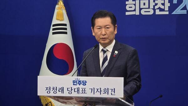 ▲정청래 더불어민주당 대표가 26일 취임 후 첫 기자회견을 진행하고 있다. 사진=김용욱 기자