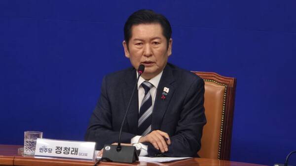 ▲정청래 더불어민주당 대표가 26일 취임 첫 기자회견에서 기자들의 질문에 답변하고 있다. 사진=미디어오늘 영상 갈무리