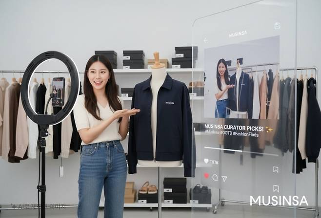 ‘무신사 큐레이터’가 추천 제품을 소개하는 예시 모습을 AI로 구현한 이미지. [사진=무신사]