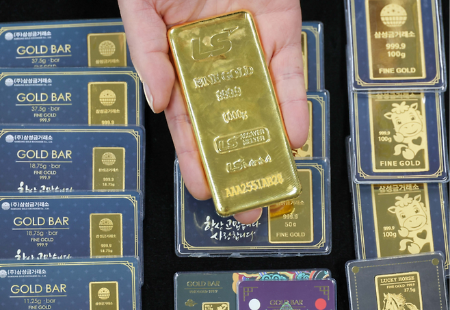 24일 서울 종로구 삼성금거래소에서 직원이 골드바를 들어보이고 있다. [한주형 기자]
