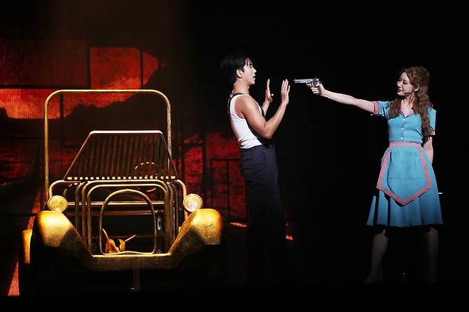 배우 윤현민과 홍금비가 18일 오후 서울 종로구 홍익대학교 대학로 아트센터에서 열린 뮤지컬 ‘보니 앤 클라이드’ 프레스콜에서 주요 장면을 시연하고 있다. [연합뉴스]