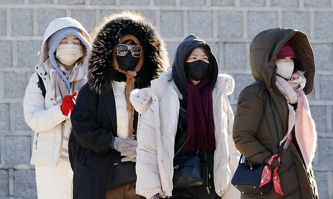 서울 경복궁을 찾은 관광객들이 두터운 차림으로 걷고 있다. [김호영 기자]