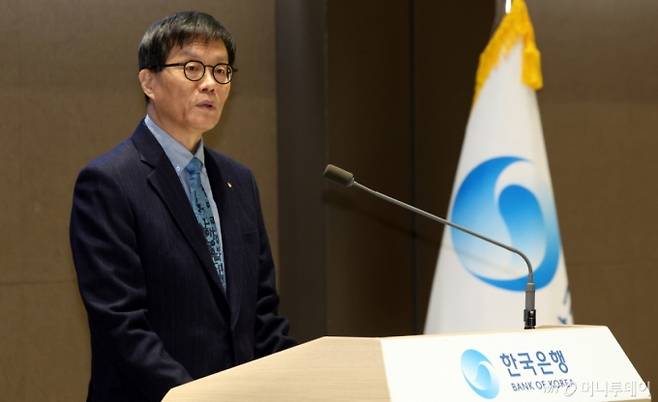 이창용 한국은행 총재가 23일 서울 중구 한국은행에서 열린 2025 한국은행총재 외부포상 시상식에서 인사말을 하고 있다./사진=뉴스1