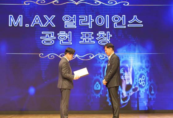 서울 대한상공회의소에서 개최된 ‘M.AX 얼라이언스 제1차 총회’ 시상식에서 변지웅 폴라리스AI 부사장(오른쪽)이 기념 사진을 촬영하고 있다./사진=폴라리스AI 제공]