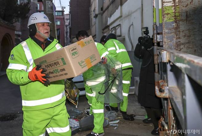 [서울=뉴시스] 정병혁 기자 = 장동혁 국민의힘 대표가 26일 서울 도봉구 도봉산길 인근에서 열린 국민의힘 약자와의동행위원회 봉사활동 일환으로 가로청소를 하고 있다. 2025.12.26. jhope@newsis.com /사진=정병혁