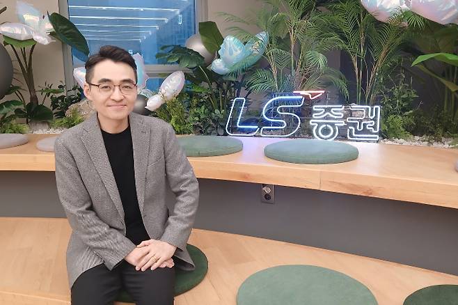 염승환 이베스트투자증권 이사가 시대와의 인터뷰에서 환율 흐름과 내년 시장 전망에 대해 설명하고 있다./사진=시대