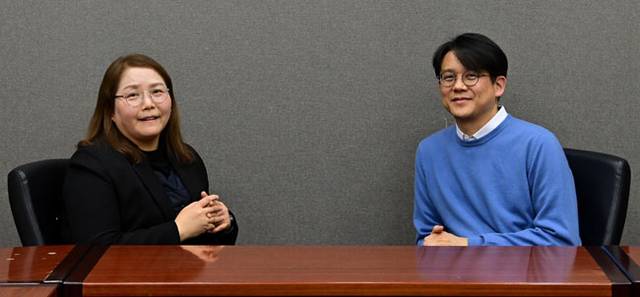이선호(왼쪽) 한국교육개발원 미래교육연구본부장과 김현철(오른쪽) 연세대 의대 교수가 지난 23일 서울 용산역 회의실에서 좌담을 나누고 있다. 문호남 기자