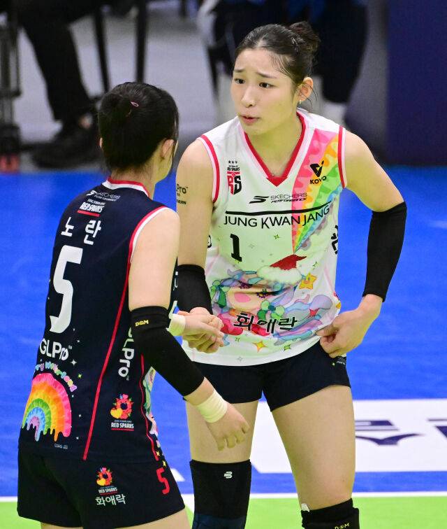 인쿠시가 노란과 리시브에 관한 이야기를 나누고 있다 / 한국배구연맹(KOVO)