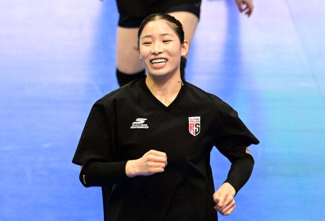 인쿠시가 경기 전 환하게 웃으며 몸을 풀고 있다 / 한국배구연맹(KOVO)