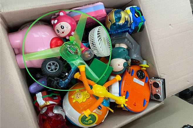 상자에 가득 쌓인 장난감들.[서울환경연합 제공]