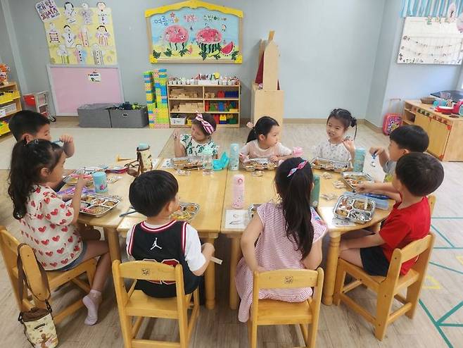 [대구=뉴시스] 26일 교육계에 따르면 최근 교육부는 내년 1월 30일 만료 예정인 유보통합 추진위원회의 유효기간을 2029년 1월 30일까지 연장하고, 분과위원회를 설치하고자 '영유아교육·보육통합 추진위원회의 설치 및 운영에 관한 규정' 개정을 행정예고했다. 영유아정책국장을 영유아지원관으로 변경하는 내용도 담겼다. (사진=대구교육청 제공) photo@newsis.com *재판매 및 DB 금지