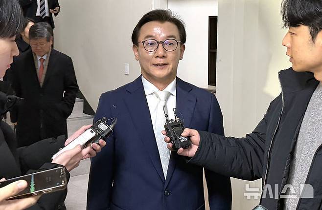 [서울=뉴시스] 이다솜 기자=통일교 금품 수수 의혹을 받는 전재수 전 해양수산부 장관이 20일 오전 서울 서대문구 경찰청 국가수사본부에서 피의자 조사를 마치고 나서고 있다. 2025.12.20 citizen@newsis.com