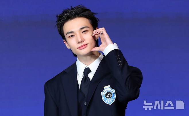 [서울=뉴시스] 김혜진 기자 = 그룹 스트레이키즈 현진이 22일 오전 서울 영등포구 콘래드 서울에서 열린 네 번째 정규앨범 '카르마'(KARMA)' 발매 기념 기자간담회에서 포즈를 취하고 있다.  2025.08.22. jini@newsis.com