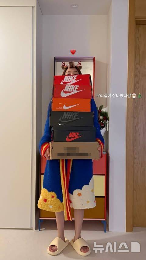 [서울=뉴시스] 그룹 걸스데이 출신 배우 방민아가 온주완과 결혼 후 첫 크리스마스를 맞은 근황을 전했다. 2025.12.26. (사진 = 황재근 인스타그램 캡처) photo@newsis.com *재판매 및 DB 금지