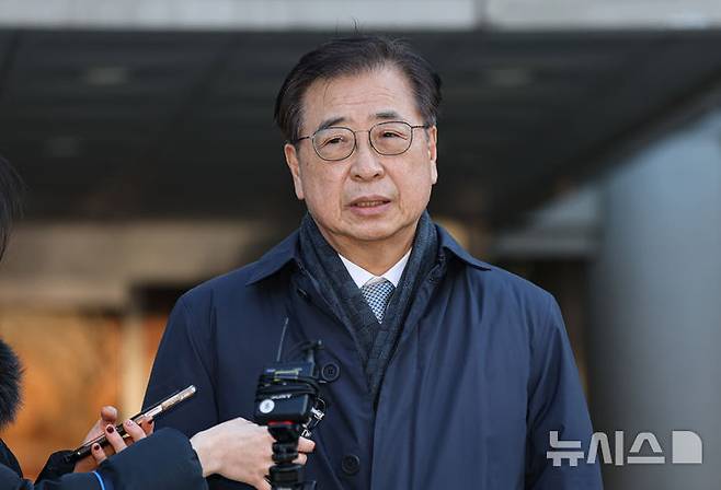 [서울=뉴시스] 정병혁 기자 = '서해 공무원 피격 사건' 은폐 시도 및 '월북몰이' 혐의로 재판에 넘겨진 서훈 전 국가안보실장이 선고기일을 마친 뒤 취재진의 질문에 답하고 있다.이날 서울중앙지법 형사합의25부(부장판사 지귀연)는 26일 서훈 전 청와대 안보실장, 박지원 전 국가정보원장, 서욱 전 국방부 장관, 김홍희 전 해양경찰청장, 노은채 전 국정원장 비서실장에게 무죄를 선고했다. (공동취재)  2025.12.26. photo@newsis.com