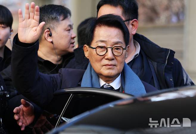[서울=뉴시스] 정병혁 기자 = '서해 공무원 피격 사건' 은폐 시도 및 '월북몰이' 혐의로 재판에 넘겨진 박지원 전 국가정보원장이 26일 서울 서초구 서울중앙지방법원에서 열린 선고공판을 마친 뒤 법원을 나서고 있다.이날 서울중앙지법 형사합의25부(부장판사 지귀연)는 26일 서훈 전 청와대 안보실장, 박지원 전 국가정보원장, 서욱 전 국방부 장관, 김홍희 전 해양경찰청장, 노은채 전 국정원장 비서실장에게 무죄를 선고했다. (공동취재)  2025.12.26. photo@newsis.com