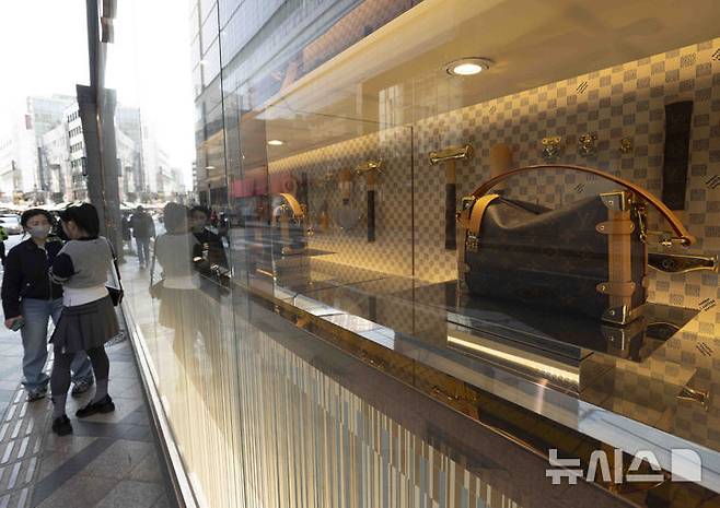 [서울=뉴시스] 지난 4월 15일 서울 시내의 한 백화점 루이비통 매장 앞으로 시민이 지나가고 있다. (사진=뉴시스DB). photo@newsis.com