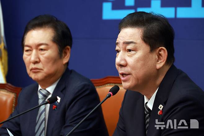 [서울=뉴시스] 고승민 기자 = 김병기 더불어민주당 원내대표가 19일 서울 여의도 국회에서 열린 최고위원회의에서 발언하고 있다. 2025.12.19. kkssmm99@newsis.com