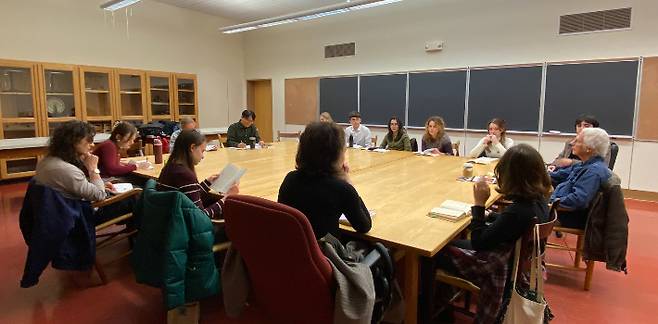 이용화 인천대학교 교수가 세인트존슨 대학 학생들과 수업을 하고 있다.  이용화 교수 제공