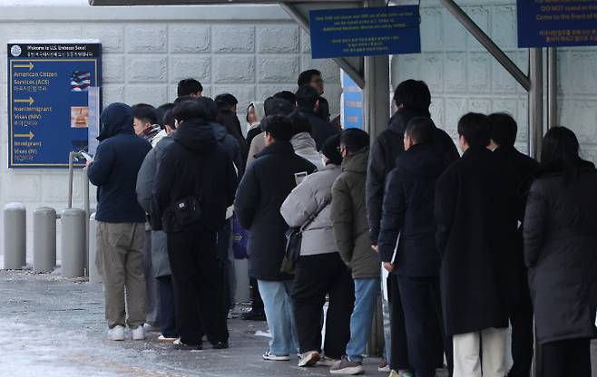 비자 발급 위해 주한미국대사관 찾은 시민들. 연합뉴스