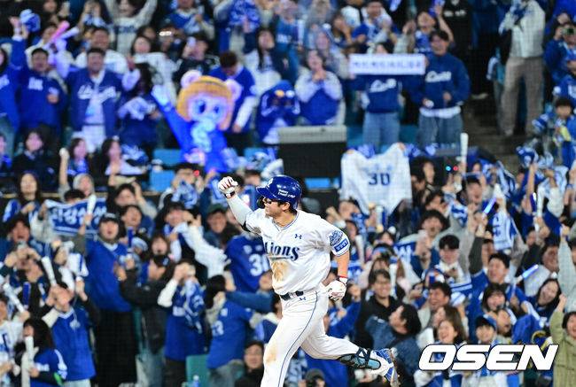 [OSEN=대구, 최규한 기자] 22일 대구 삼성라이온즈파크에서 ‘2025 신한 SOL Bank KBO리그’ 포스트시즌 플레이오프 4차전 삼성 라이온즈와 한화 이글스의 경기가 열렸다.삼성은 원태인, 한화는 정우주를 선발로 내세웠다.7회말 1사 1, 2루 상황 삼성 김영웅이 역전 우월 스리런포를 날리고 그라운드를 돌며 기뻐하고 있다. 2025.10.22 / dreamer@osen.co.kr
