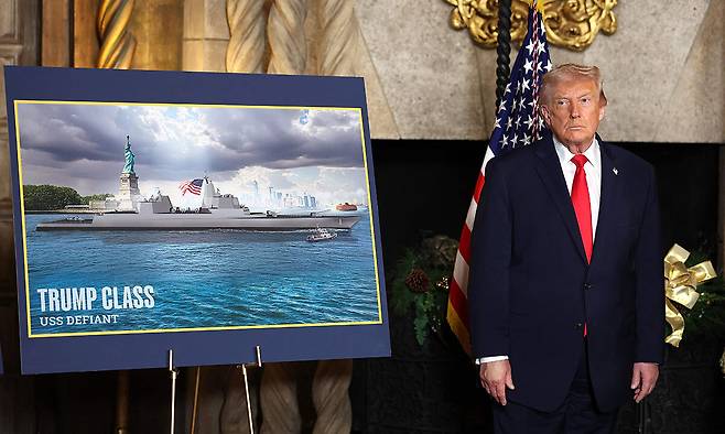 도널드&nbsp;트럼프 미국 대통령이 22일(현지시간) 플로리다 마러라고 리조트에서 열린 기자회견에서 트럼프급 전함 건조와 황금함대 구상을 발표하고 있다. AFP연합뉴스