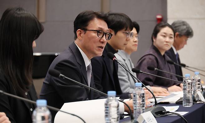 김민석 국무총리가 26일 서울 마포구 중소기업DMC타워에서 열린 제17차 청년정책조정위원회를 주재하고 있다. 연합뉴스