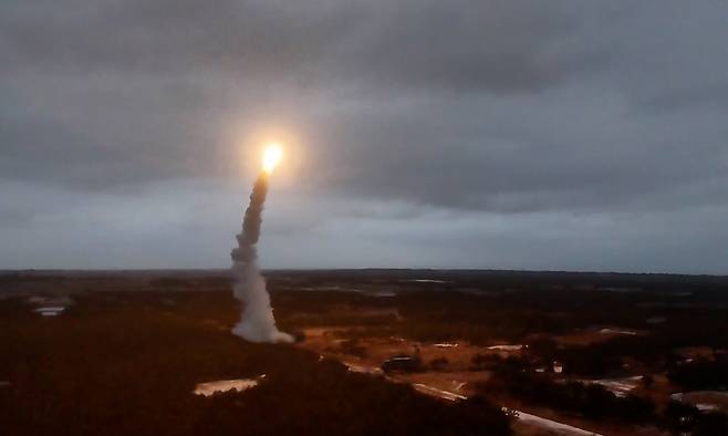 북한이 지난 24일 동해상에서 김정은 국무위원장이 참관한 가운데 신형 고공 장거리 반항공(대공) 미사일 시험 발사를 진행했다고 조선중앙TV가 25일 보도했다. 조선중앙TV·연합뉴스
