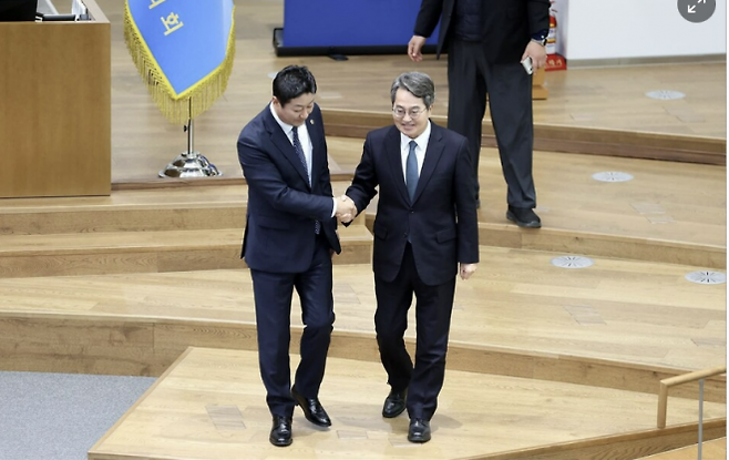 2026년도 경기도 예산안이 본회의를 통과한 직후, 김진경 경기도의회 의장과 김동연 경기도지사가 본회의장에서 악수를 나누고 있다. (김동연 경기지사 페이스북 캡처)