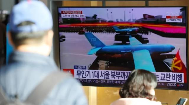 2023년 1월 서울역 대합실에 설치된 TV에 북한 무인기 영공 침범 관련 뉴스가 보도되고 있다. 같은달 26일 수도권 상공을 침범한 북한 무인기 1대가 대통령실이 있는 서울 용산구 일대 비행금지구역 안까지 진입했지만 군은 북한 무인기의 비행금지구역 진입을 강하게 부인했다. 이후 정밀 분석결과를 바탕으로 실토하게 됐다. 연합뉴스