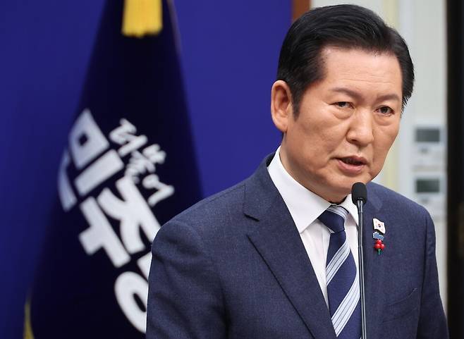 정청래 더불어민주당 대표가 12월26일 서울 여의도 국회에서 열린 기자회견에서 '2차 종합특검법'의 추진 방향과 '통일교 특검법' 관련 쟁점 등에 대한 입장을 설명하고 있다. ⓒ연합뉴스