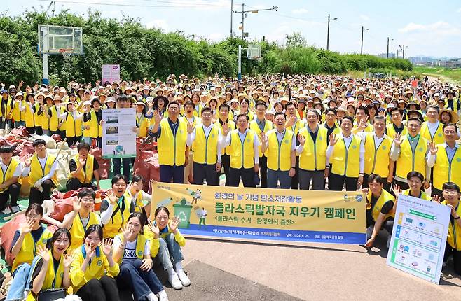 하나님의 교회 신자 등 630여 명의 봉사자들이 경기 양주 청담체육공원 일대에서 ‘플라스틱발자국 지우기’ 캠페인 일환 정화활동을 펼쳤다.
