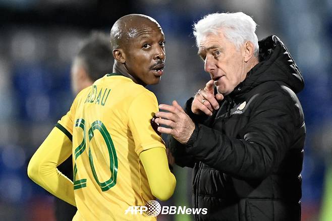 대한민국 축구 대표팀과 2026 국제축구연맹(FIFA) 북중미 월드컵 본선 A조에 속한 남아프리카공화국의 위고 브로스(오른쪽) 감독과 수비수 쿨리소 무다우. /AFPBBNews=뉴스1