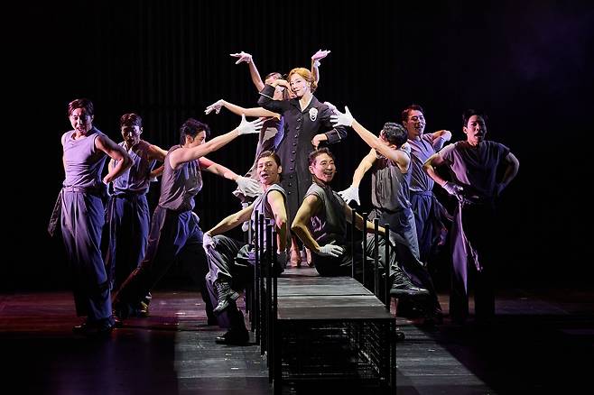 뮤지컬 <에비타>의 진정한 주인공은 앙상블이다. 화려하고 안정적인 컨템포러리 댄스와 합창으로 풍자하는 냉혹한 시스템 사회 속 노동자들의 혼돈과 풍자가 에바 페론의 포뮬리즘 속 독선과 기싸움을 벌인다. 블루스테이지 제공