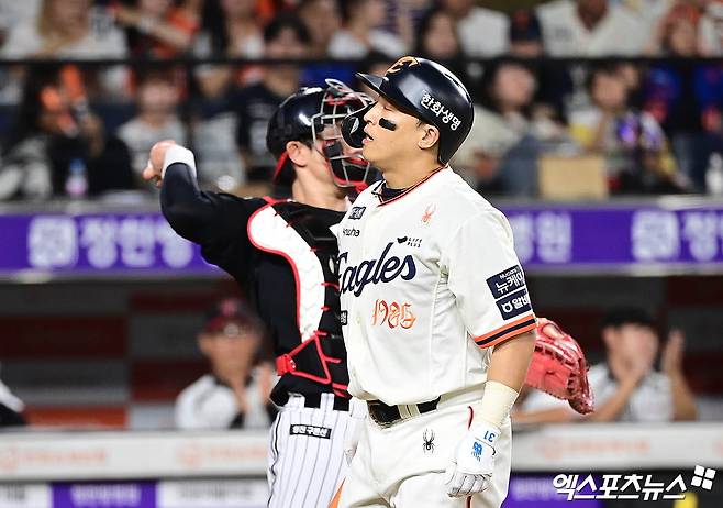 27일 대전 한화생명볼파크에서 열린 '2025 신한 SOL Bank KBO리그' LG 트윈스와 한화 이글스의 경기, 6회말 한화 선두타자 손아섭이 헛스윙 삼진 아웃으로 물러나며 아쉬워하고 있다. 엑스포츠뉴스 DB