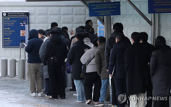 비자 발급 위해 주한미국대사관 찾은 시민들(본문내용과 직접 관계 없음) [연합뉴스 자료사진 재판매 및 DB금지] 이진욱 기자 = 2025년 12월 5일 서울 종로구 주한미국대사관에서 미국 비자를 발급받으려는 시민들이 줄을 서고 있다.