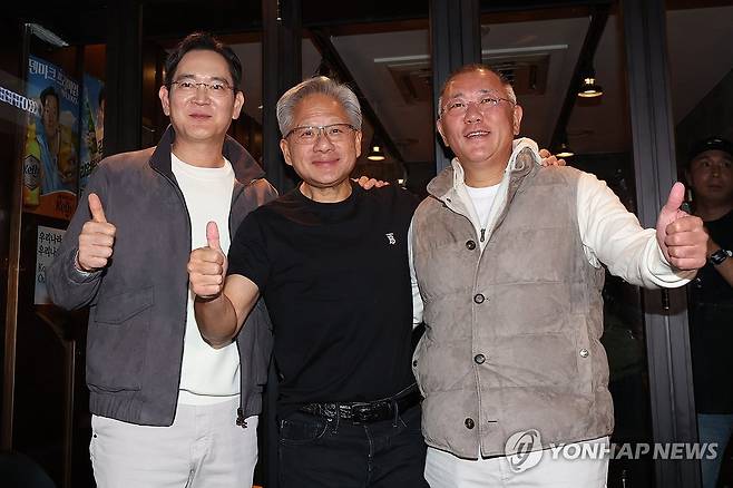 기념촬영하는 이재용·젠슨 황·정의선 (서울=연합뉴스) 이진욱 기자 = 젠슨 황 엔비디아 최고경영자가 30일 서울 삼성동 한 치킨집에서 진행된 이재용 삼성전자 회장, 정의선 현대차그룹 회장과 회동을 마친후 기념촬영을 하고 있다. 2025.10.30 [공동취재] cityboy@yna.co.kr