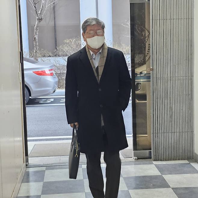 경찰 출석한 전재수 전 장관 측 이용구 변호사 (서울=연합뉴스) 김동한 수습기자 = 전재수 전 해양수산부 장관의 변호인인 이용구 변호사가 포렌식 참관을 위해 서울 마포구 경찰청사에 출석하고 있다. 2025.12.26 moved@yna.co.kr