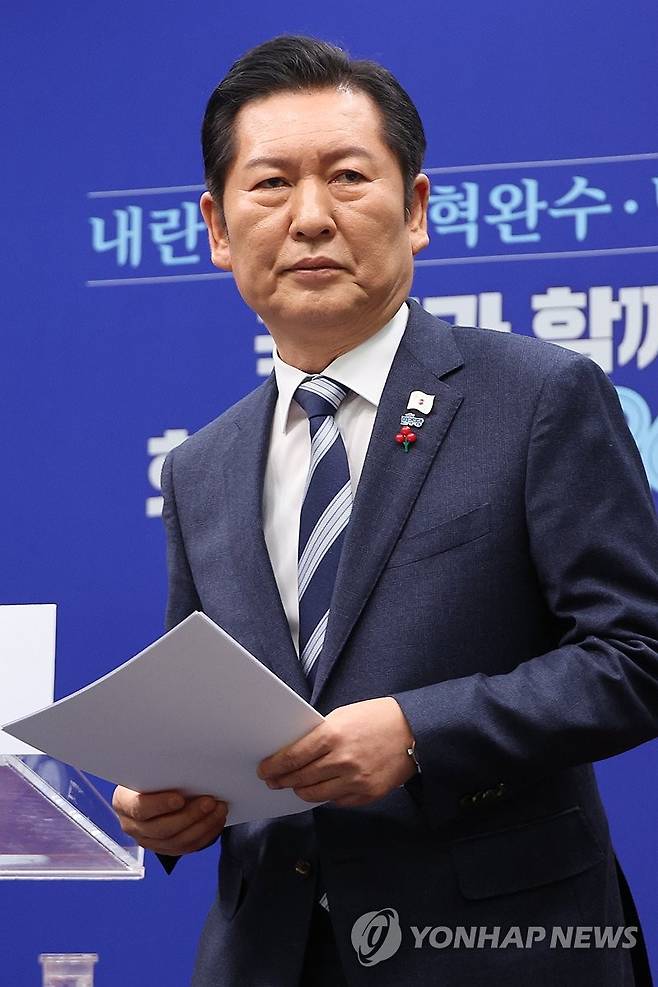 더불어민주당 정청래 대표 기자회견 (서울=연합뉴스) 김주성 기자 = 더불어민주당 정청래 대표가 26일 서울 여의도 국회에서 열린 기자회견에서 '2차 종합특검법'의 추진 방향과 '통일교 특검법' 관련 쟁점 등에 대한 입장을 밝힌 뒤 질의·응답을 위해 이동하고 있다. 2025.12.26 utzza@yna.co.kr