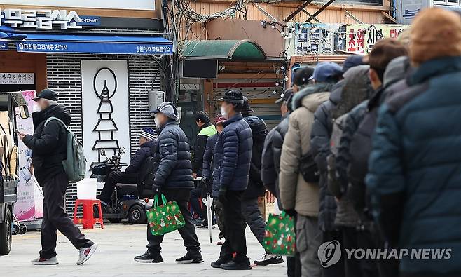 무료 급식 기다리는 어르신들 [연합뉴스 자료사진]