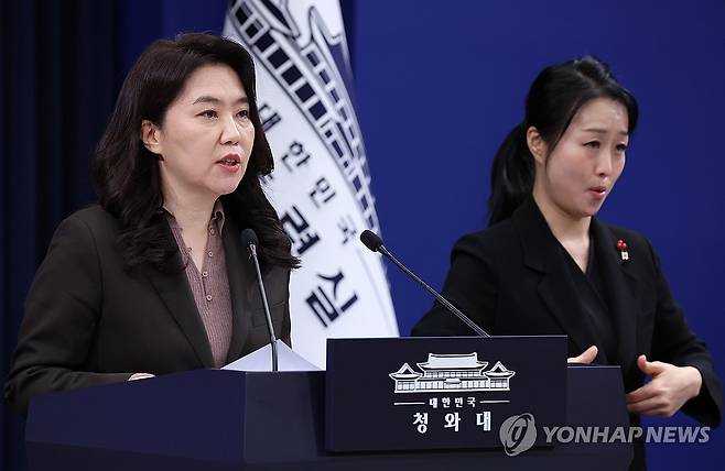 강유정 대변인, 위험직무 순직 유가족 초청 오찬 브리핑 (서울=연합뉴스) 김도훈 기자 = 강유정 대변인이 26일 청와대 춘추관에서 이날 용산 대통령실에서 열린 위험직무 순직 유가족 초청 오찬 관련 브리핑을 하고 있다. 2025.12.26 superdoo82@yna.co.kr