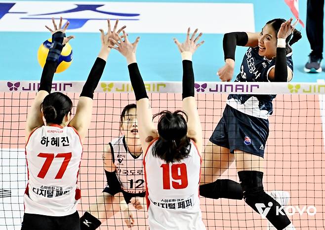 타나차의 공격 (서울=연합뉴스) 한국도로공사 타나차가 26일 경북 김천체육관에서 열린 프로배구 페퍼저축은행과 홈 경기에서 공격을 시도하고 있다. [한국배구연맹 제공. 재판매 및 DB금지]