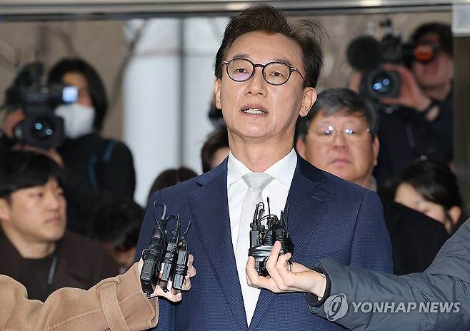 경찰청 출석하는 전재수 전 장관 (서울=연합뉴스) 이진욱 기자 = 전재수 전 해양수산부 장관이 19일 통일교 측으로부터 현금 등을 받은 혐의로 서울 서대문구 경찰청에 피의자 신분으로 출석하고 있다. 2025.12.19 [공동취재] cityboy@yna.co.kr