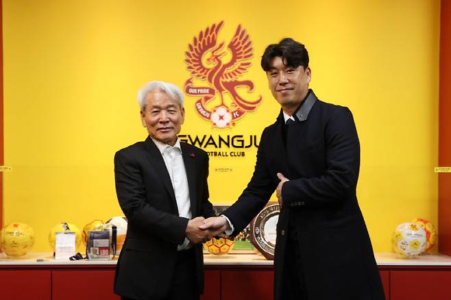 노동일 대표이사와 이정규 감독. 사진=광주FC