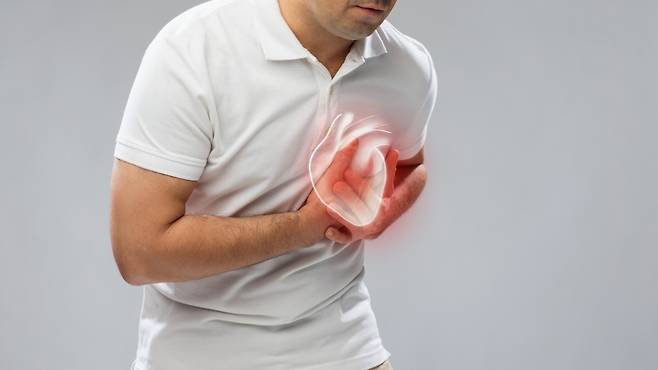 생명을 위협하는 심장 질환의 전조증상, 가슴 통증 양상에 대해 알아둘 필요가 있다｜출처: 클립아트코리아