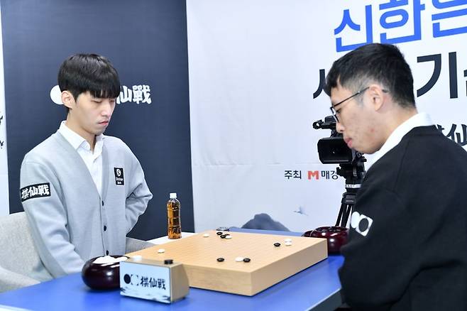 김명훈 9단(왼쪽)과 라이쥔푸 9단이 일전을 벌이고 있다.(사진 한국기원 제공)