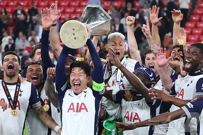 2024-25 유럽축구연맹(UEFA) 유로파리그 우승 트로피를 들어 올린 손흥민. ⓒ AFP=뉴스1