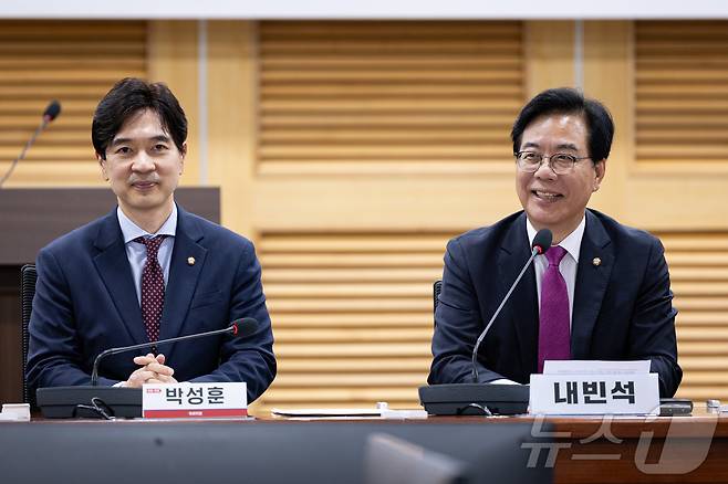 송언석 국민의힘 비상대책위원장 겸 원내대표(오른쪽)가 7일 서울 여의도 국회 의원회관에서 열린 해운강국 재건을 위한 선화주 상생 정책세미나에서 축사를 하고 있다. 왼쪽은 박성훈 의원. 2025.7.7/뉴스1 ⓒ News1 유승관 기자