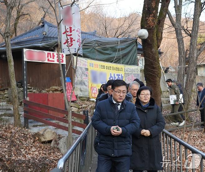 김성환 기후에너지환경부 장관이 27일 서울 강북구 일대 북한산국립공원 수유지구를 찾아 하천과 계곡 내 불법 영업시설 현장을 점검하고 있다. 이날 현장 방문에는 이순희 강북구청장, 주대영 국립공원공단 이사장 등이 함께 했다. ⓒ 뉴스1 황덕현 기자